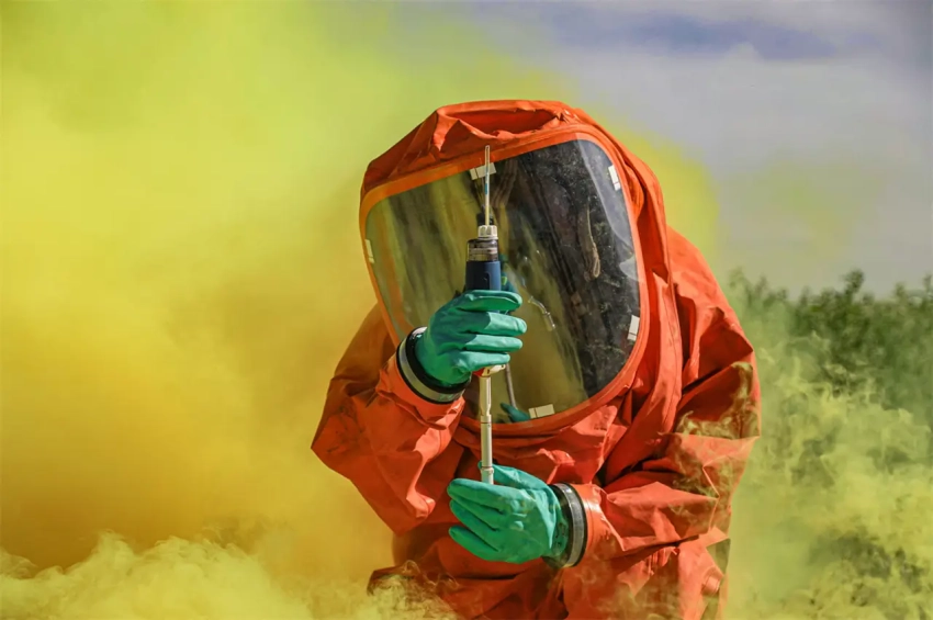 Китай показал свои варианты ОЗК на учениях войск РХБЗ