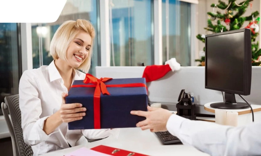 Смысл важнее цены: идеи подарков на Новый год для коллег до 1000 и 3000 рублей