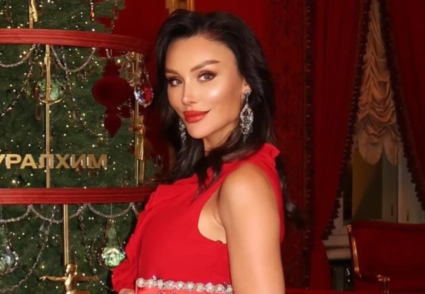 "Не собираюсь себе изменять". После скандала с "неэтичными" фото ведущая "России 24" вернулась в Большой театр и ответила на критику