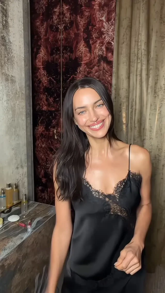 Шуба, оливье и пельмени. Ирина Шейк встретила Новый год в "русском стиле"