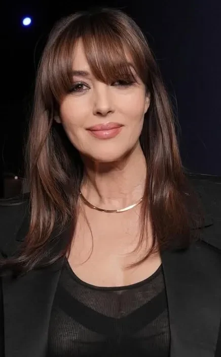 61-летняя Моника Беллуччи вышла в свет в полупрозрачной блузке