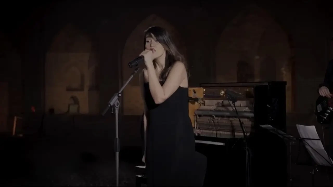 Певица Парасту Ахмади