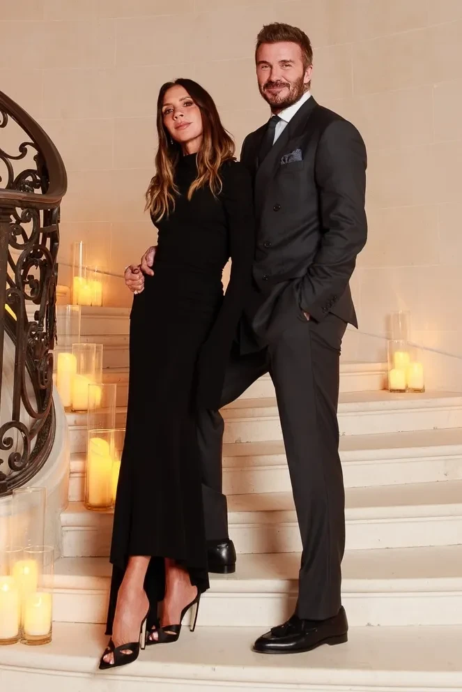 В компании Деми Мур и сыновей с их девушками: Виктория Бекхэм показала новые фото с вручения ордена в Париже