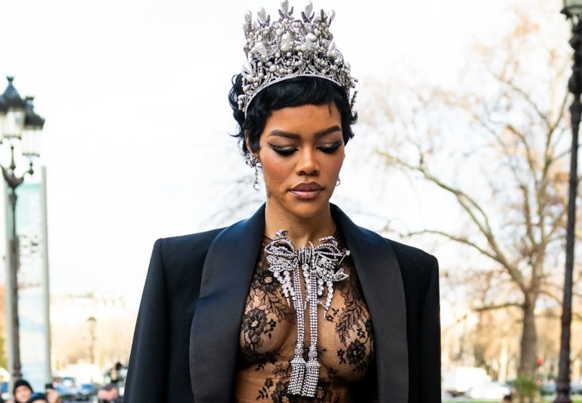 Неделя высокой моды: Рената Литвинова, Джефф Безос и Лорен Санчес, Деми Мур, Карла Бруни и Тейяна Тейлор в "голом" платье на показе Schiaparelli