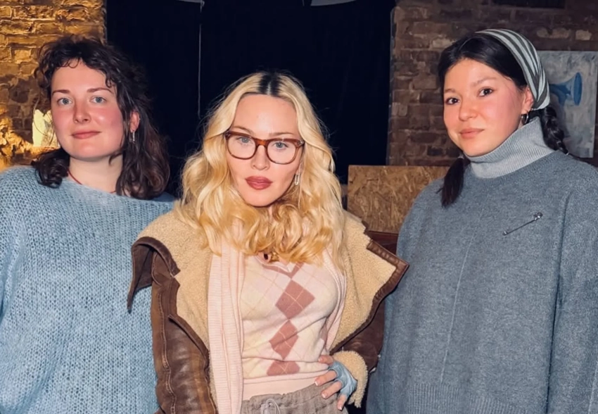 Мадонна опубликовала фото с российскими художницами Олей Автрейх и Елизаветой Залиевой