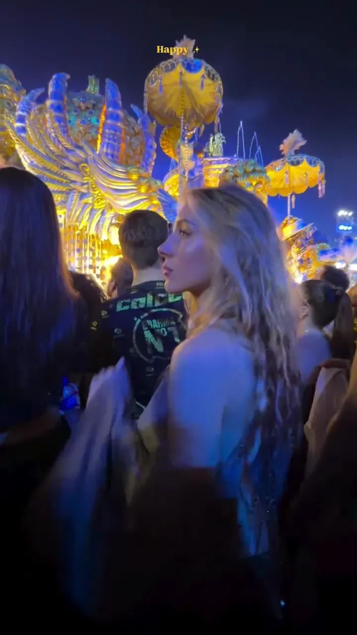 Девушка Дурова (в платье с "задним декольте") и Аврора Киба повеселились на карнавале в Рио-де-Жанейро