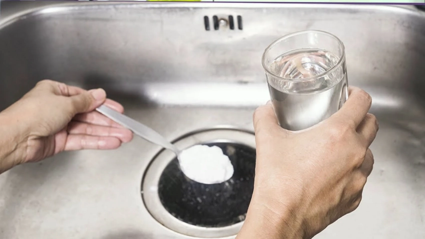 Эти средства есть в вашем доме: что нужно, чтобы убрать многолетний запах канализации из раковины