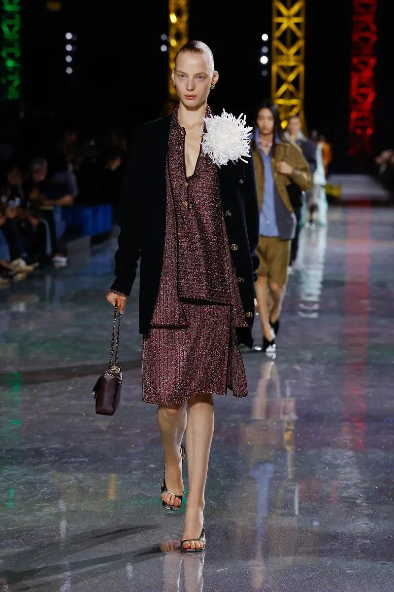 Неделя моды в Париже: Марго Робби (с каре), Кайли Миноуг, Лили-Роуз Депп и Ольга Карпуть среди гостей, российские модели — на подиуме на показе Chanel