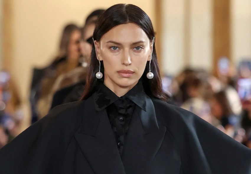 Ирина Шейк вышла на подиум на показе Uma Wang в Париже