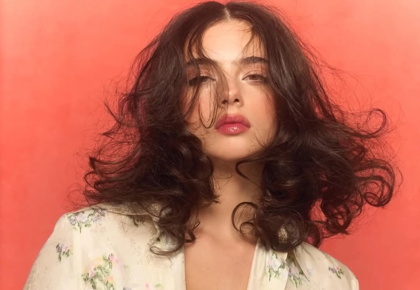 Дочь Моники Беллуччи Дева Кассель в образах с декольте и вуалью снялась для глянца