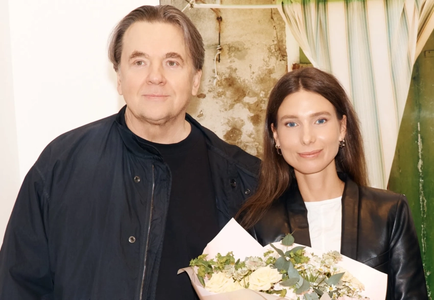 Константин Эрнст, Ольга Свиблова, Мария Миногарова с мужем и сын Анны Михалковой на открытии выставки в Москве